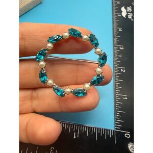 B David Vintage Teal Rhinestone Faux Pearl Wreath Brooch Silver Tone Circle Pin